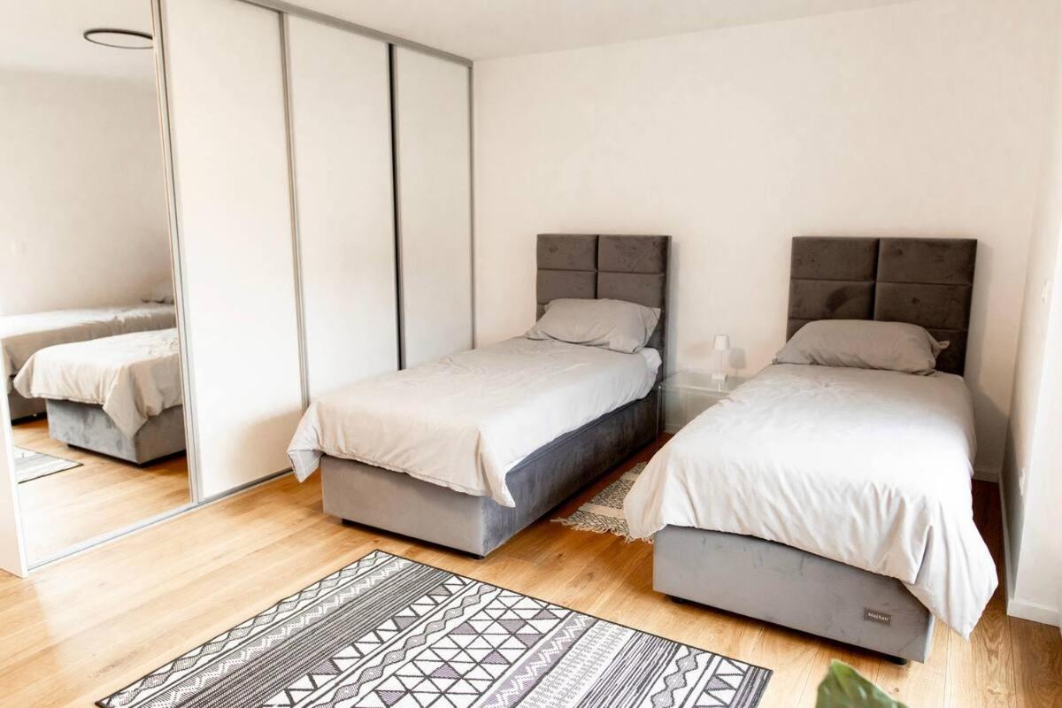 Aura Apartments Zirovnica Екстериор снимка