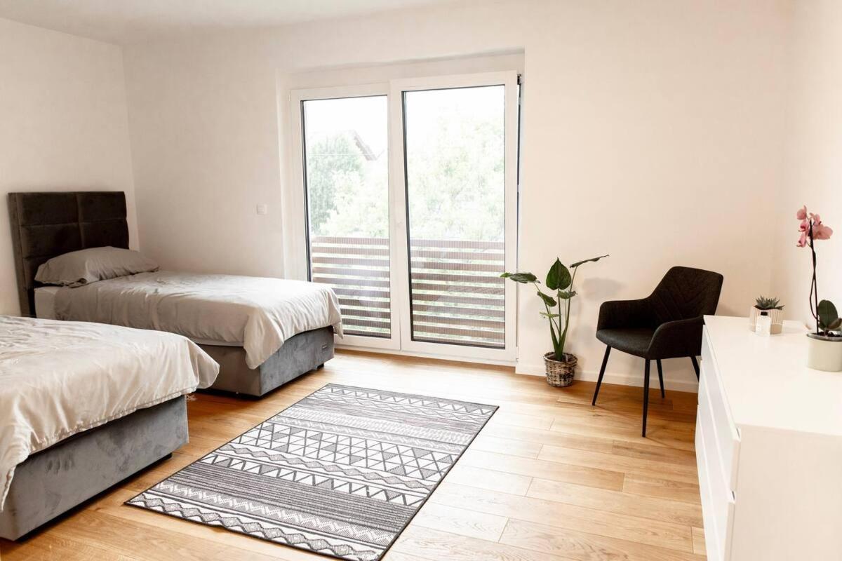 Aura Apartments Zirovnica Екстериор снимка