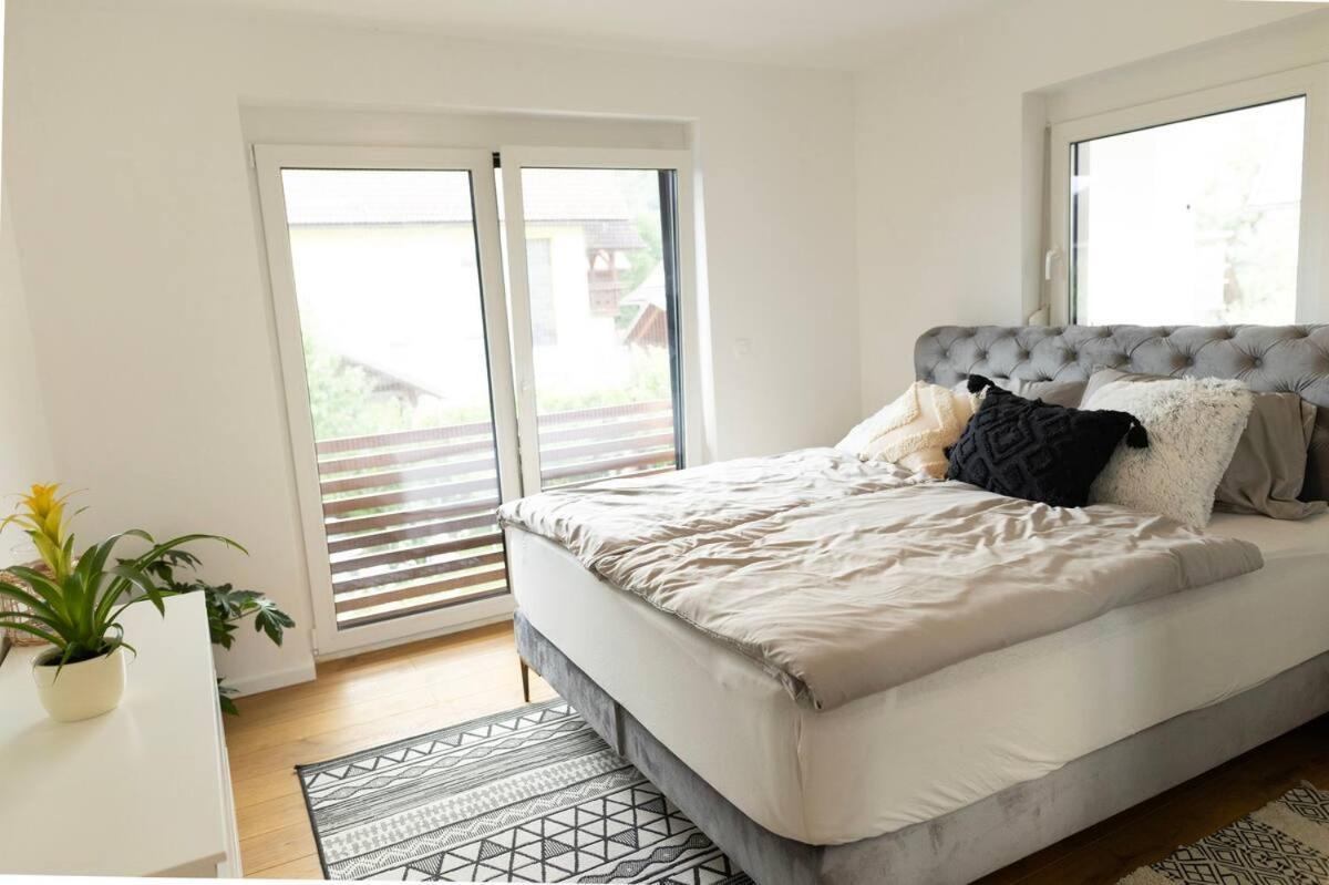 Aura Apartments Zirovnica Екстериор снимка