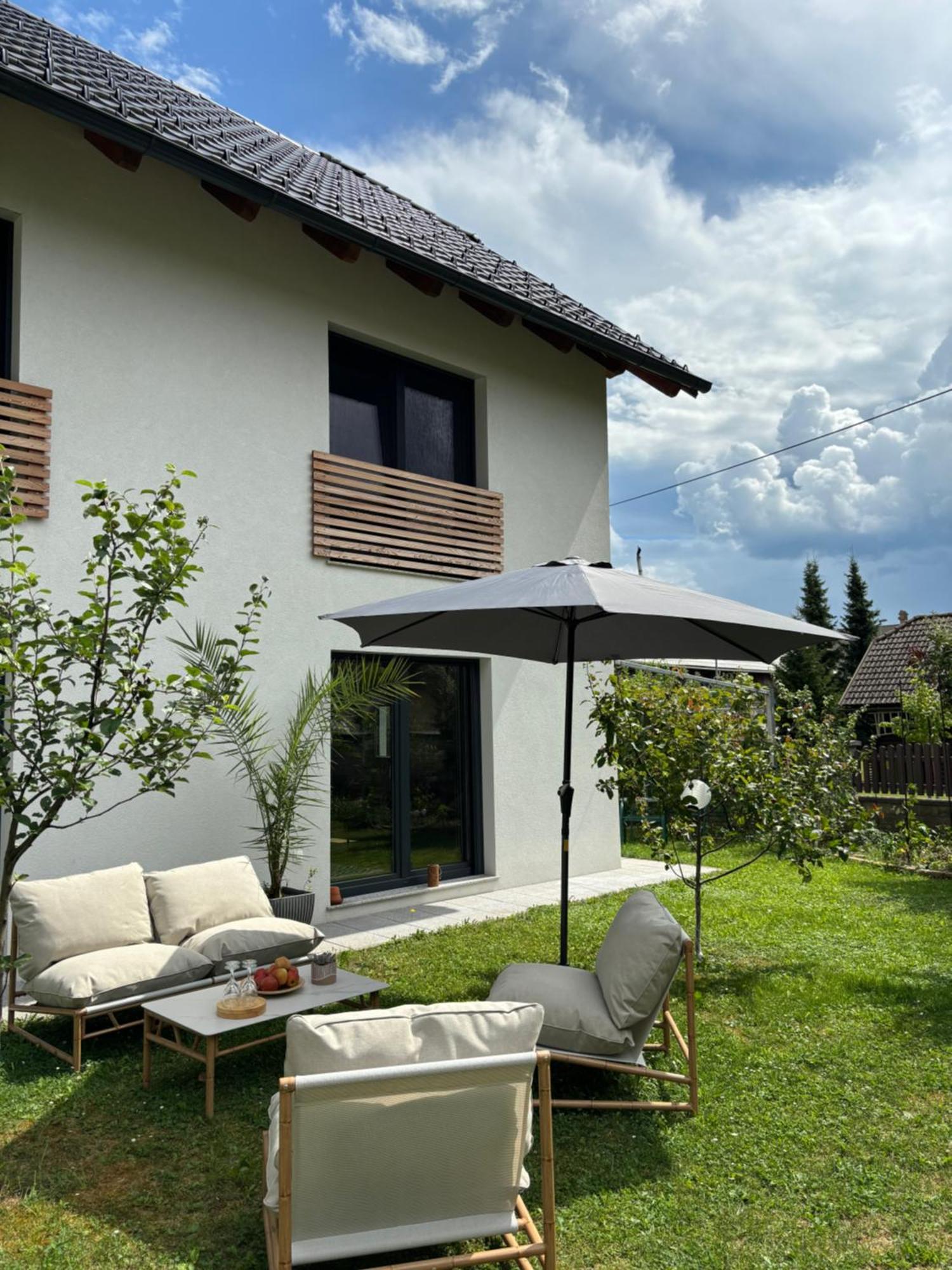 Aura Apartments Zirovnica Екстериор снимка