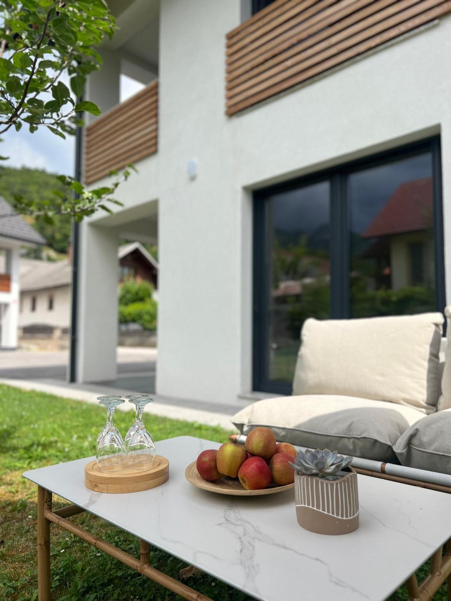 Aura Apartments Zirovnica Екстериор снимка