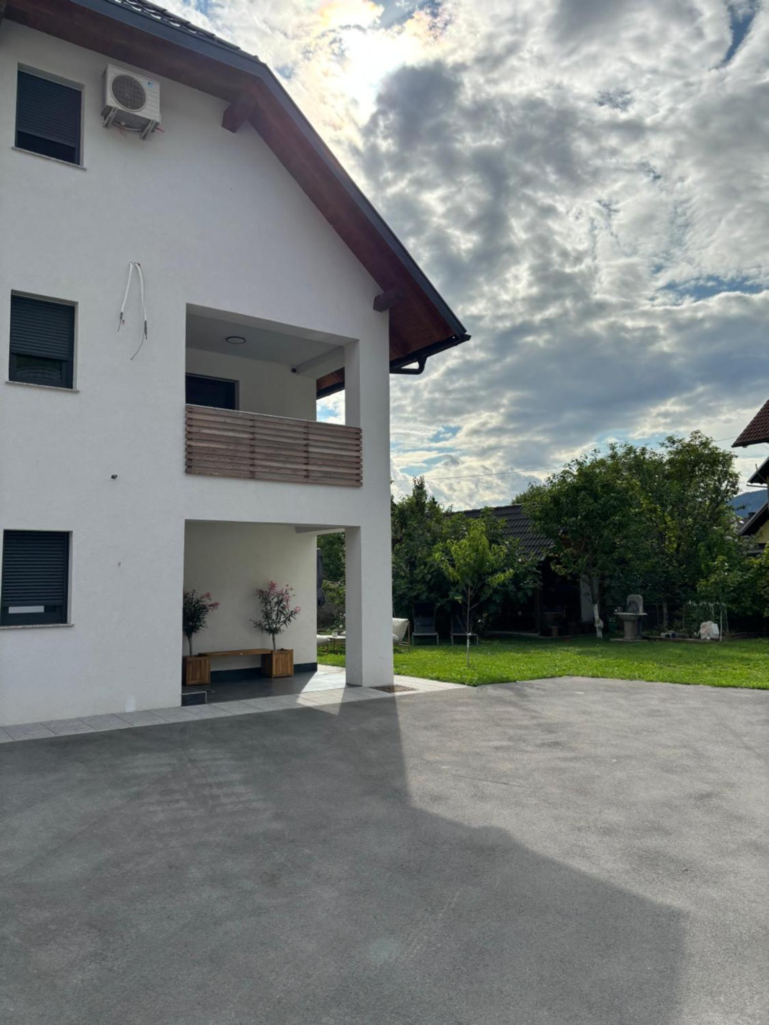 Aura Apartments Zirovnica Екстериор снимка