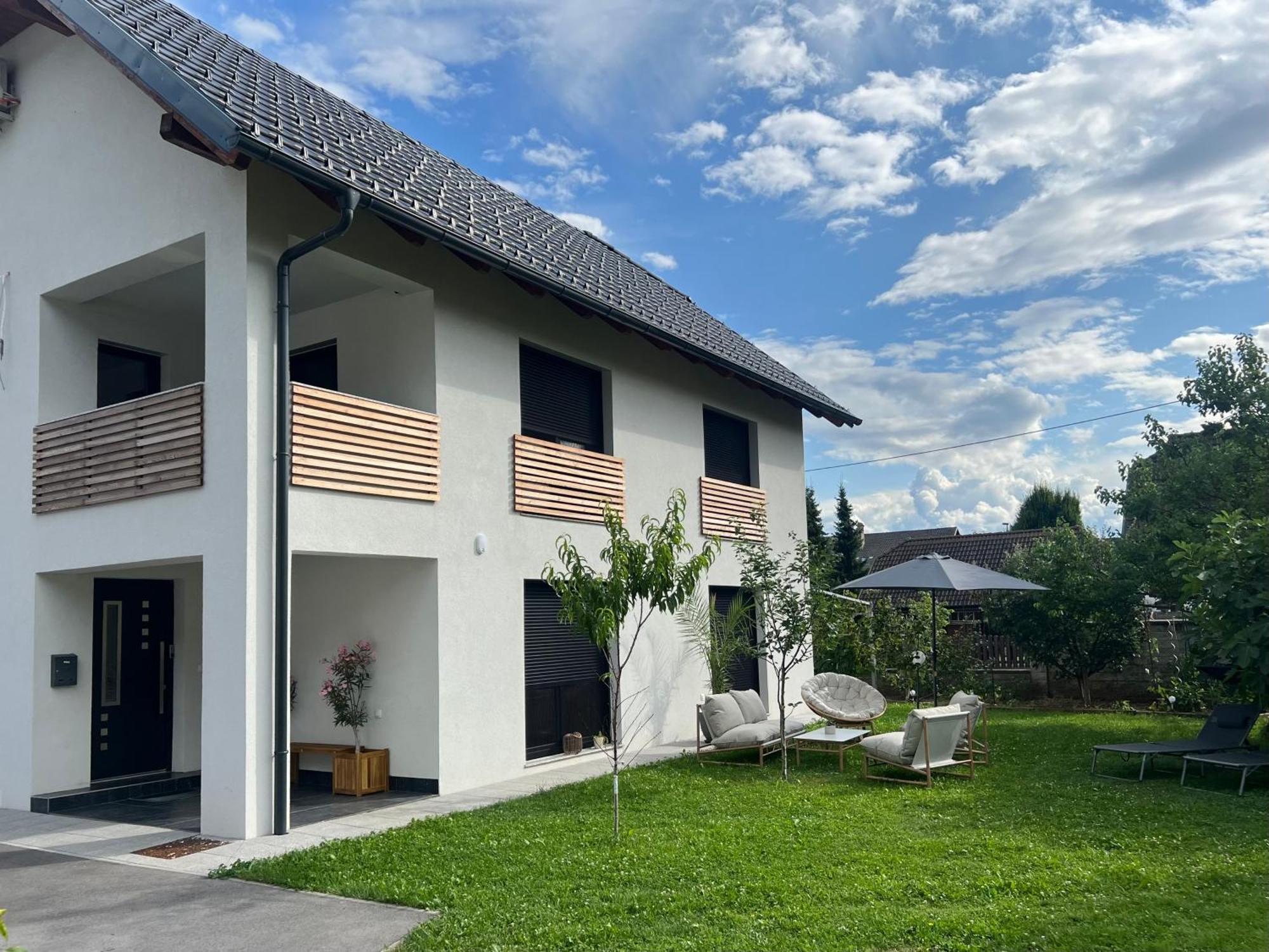 Aura Apartments Zirovnica Екстериор снимка