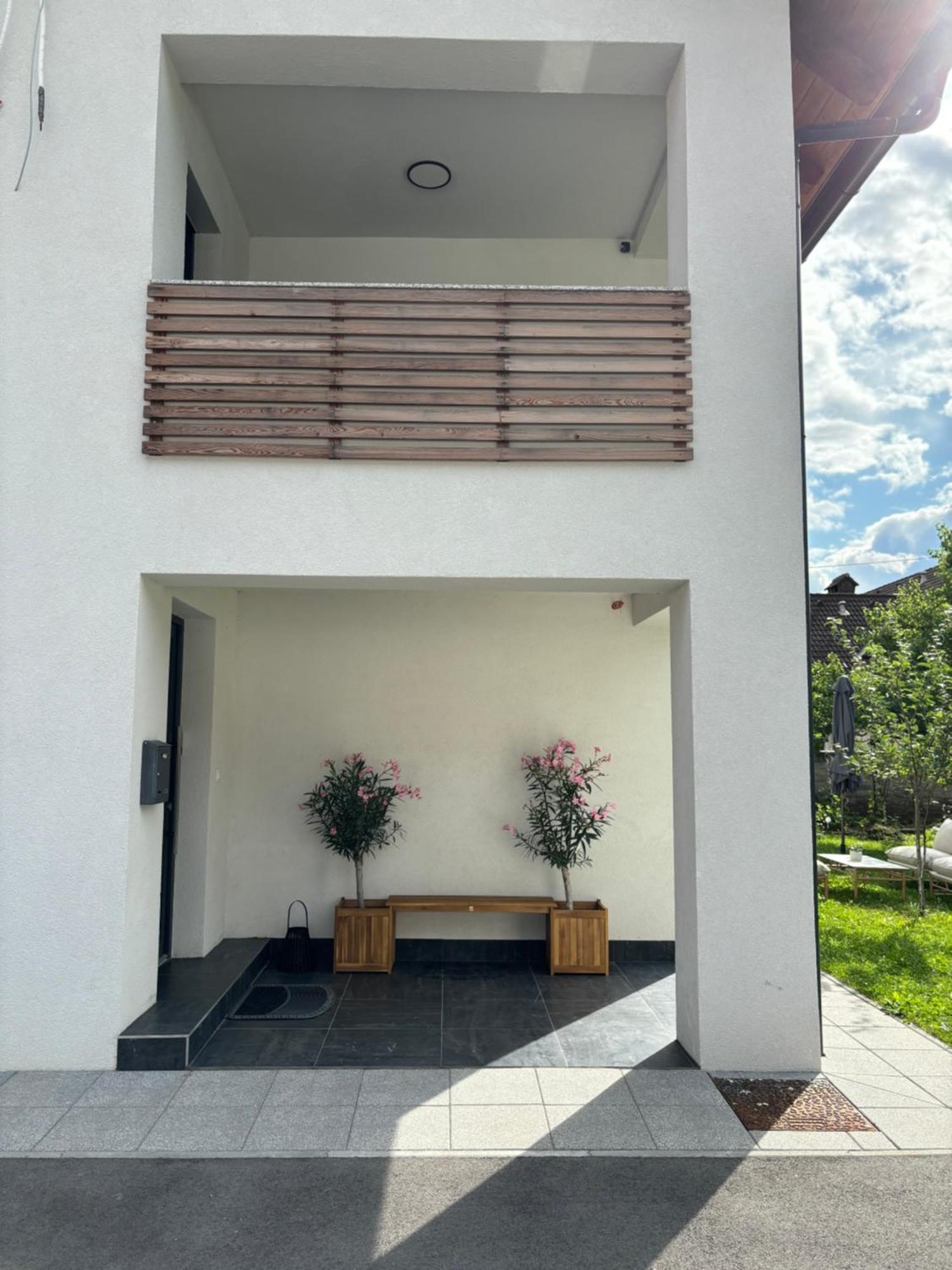 Aura Apartments Zirovnica Екстериор снимка