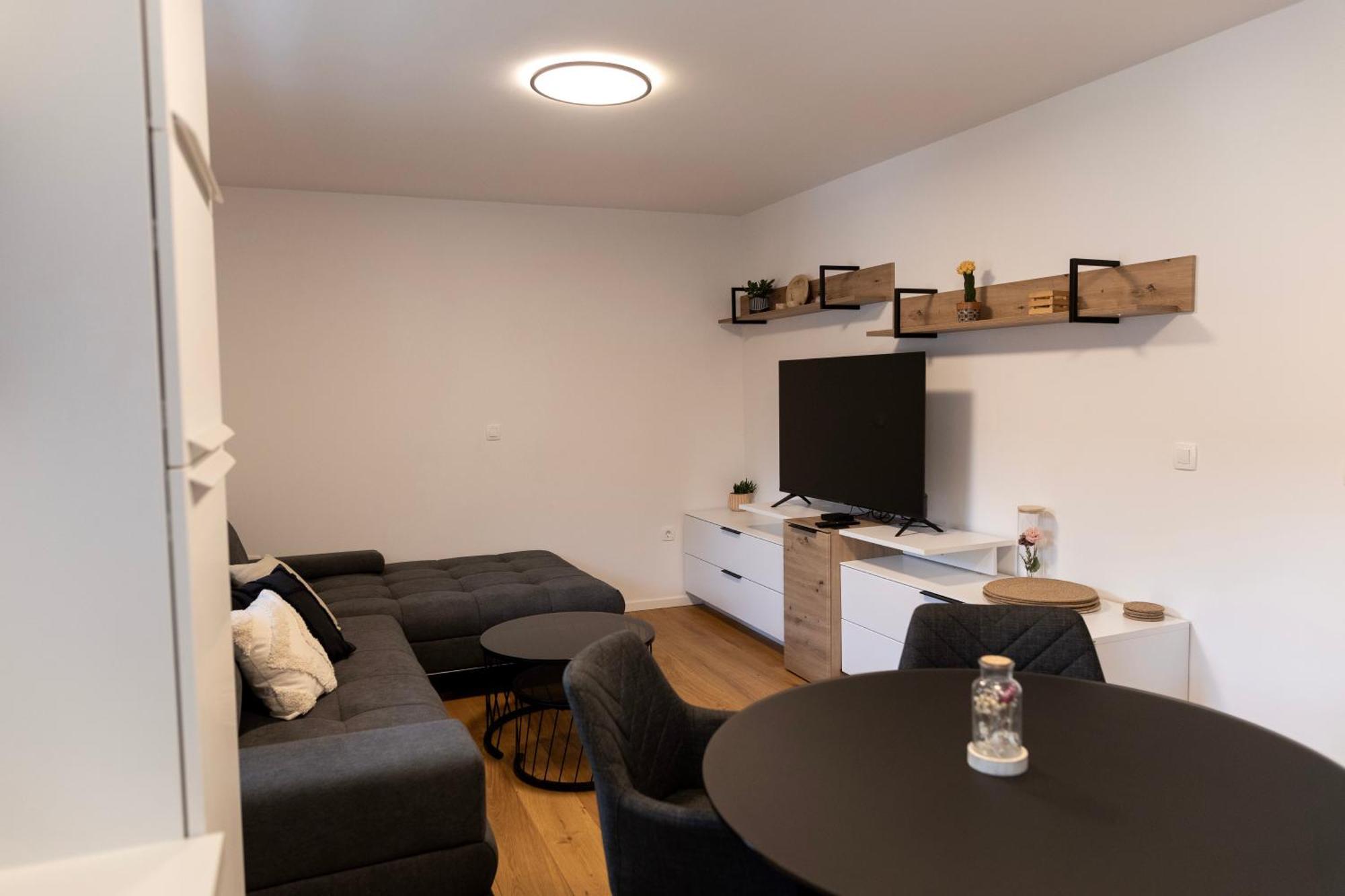 Aura Apartments Zirovnica Екстериор снимка