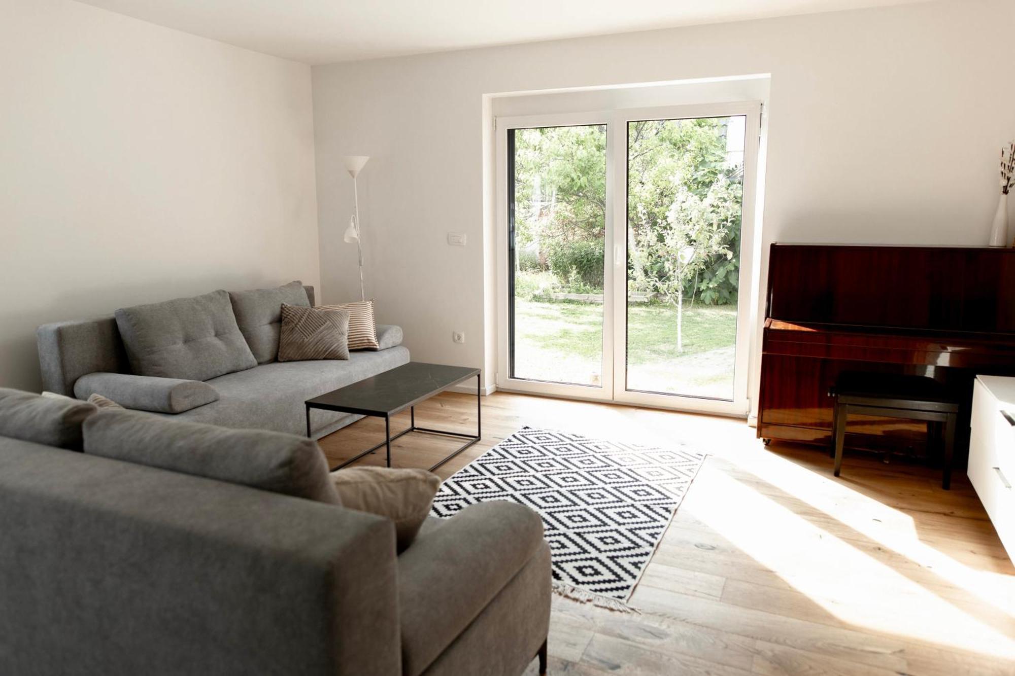 Aura Apartments Zirovnica Екстериор снимка